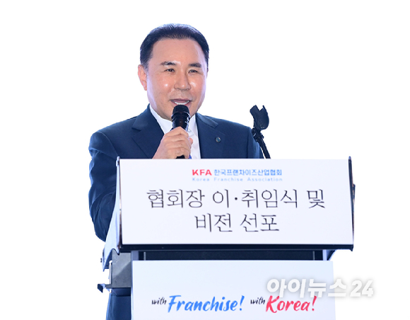 윤홍근 제너시스BBQ 회장(한국프랜차이즈산업협회 창립협회장)이 19일 오후 서울 여의도 콘래드 서울 그랜드볼룸에서 열린 한국프랜차이즈산업협회 협회장 이&middot;취임식 및 비전 선포식에 참석 하고 있다. [사진=정소희 기자]