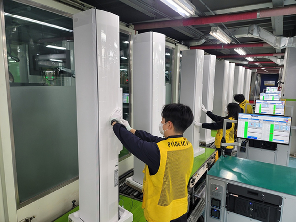 삼성전자가 다가오는 더위로 급증하는 에어컨 수요에 신속히 대응하기 위해 에어컨 생산라인을 풀가동 하고 있다. [사진=삼성전자]