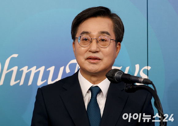 징계 착수에 항의하는 전한길 씨. [사진=연합뉴스]