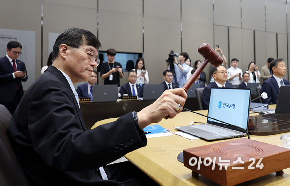 이창용 한국은행 총재가 11일 서울 중구 한국은행 본관에서 열린 금융통화위원회에서 의사봉을 두드리고 있다. [사진=사진공동취재단]