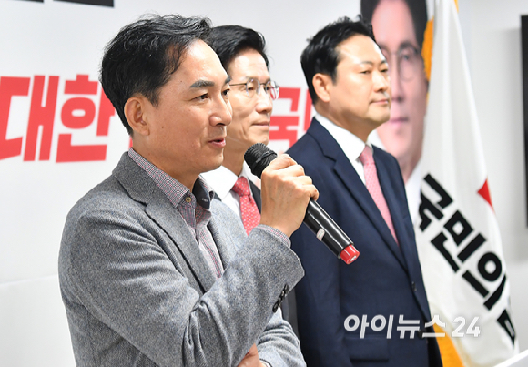 김문수 국민의힘 대선 경선 후보가 18일 서울 여의도 캠프 사무실에서 열린 공약 발표 기자회견에서 앞서 캠프에 합류한 장동혁 총괄선대본부장과 박민석 전략기획본부장을 소개하고 있다. [사진=곽영래 기자]