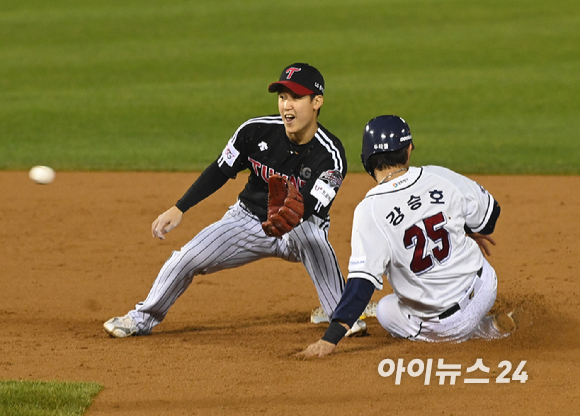 5일 오후 서울 잠실야구장에서 '2021 신한은행 SOL KBO리그' LG 트윈스와 두산 베어스의 준플레이오프 2차전이 진행됐다. 두산공격 5회말 2사 1루에서 주자 강승호가 도루에 성공하고 있다. [사진=정소희 기자]