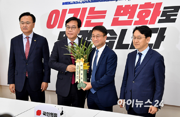 국민의힘 송언석 원내대표와 더불어민주당 한병도 원내대표가 14일 서울 여의도 국회에서 여야 원내대표 회동에서 기념촬영을 하고 있다. [사진=곽영래 기자]