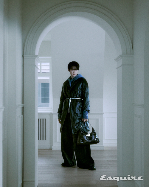 배우 이종석이 화보 촬영에서 포즈를 취하고 있다. [사진=에스콰이어]
