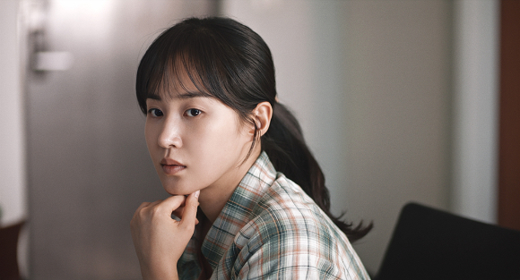 소녀시대 멤버이자 배우 권유리가 영화 '돌핀' 인터뷰에 앞서 포즈를 취하고 있다. [사진=SM엔터테인먼트]