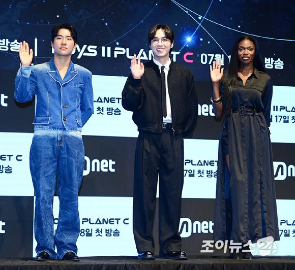 16일 오전 서울 구로구 더 세인트에서 열린 Mnet 새 예능프로그램 '보이즈2 플래닛' 제작발표회에서 김신영 CP-정우영, 고정경 PD를 비롯한 K&C 마스터들이 포토타임을 갖고 있다. [사진=정소희 기자]