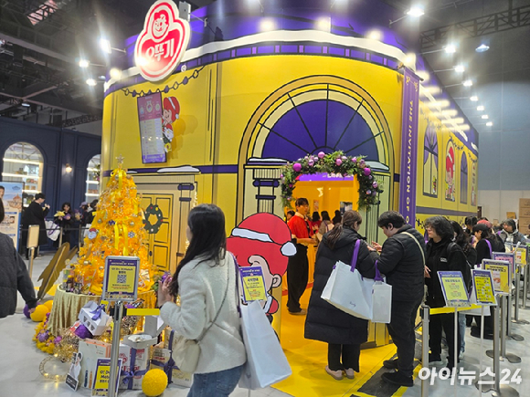 18일 오전 방문한 관람객들로 북적이는 '컬리 푸드페스타 2025' [사진=박은경 기자]