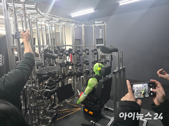 24일 경기 과천 펄어비스 사옥 '홈 원'에서 모션 캡처 스튜디오 관계자들이 게임 액션 장면을 시연하고 있다. [사진=펄어비스]