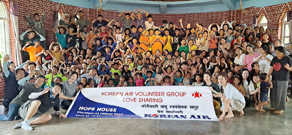 지난 5일부터 20일까지 대한항공 사내봉사단 회원들이 네팔 치트완 지역 어린이보육원을 방문해 시설 설치 및 교육 봉사활동을 펼쳤다. [사진=대한항공]