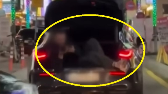 안산 한 도로에서 달리는 차 트렁크에 드러누운 외국인 남성이 발견됐다. [사진=JTBC '사건반장']