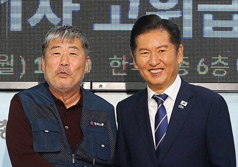 더불어민주당 정청래 대표가 29일 서울 여의도 한국노총에서 열린 한국노총-더불어민주당 2025년도 제1차 고위급정책협의회에서 김동명 한국노총 위원장과 악수하고 있다. 2025.9.29 [사진=연합뉴스]