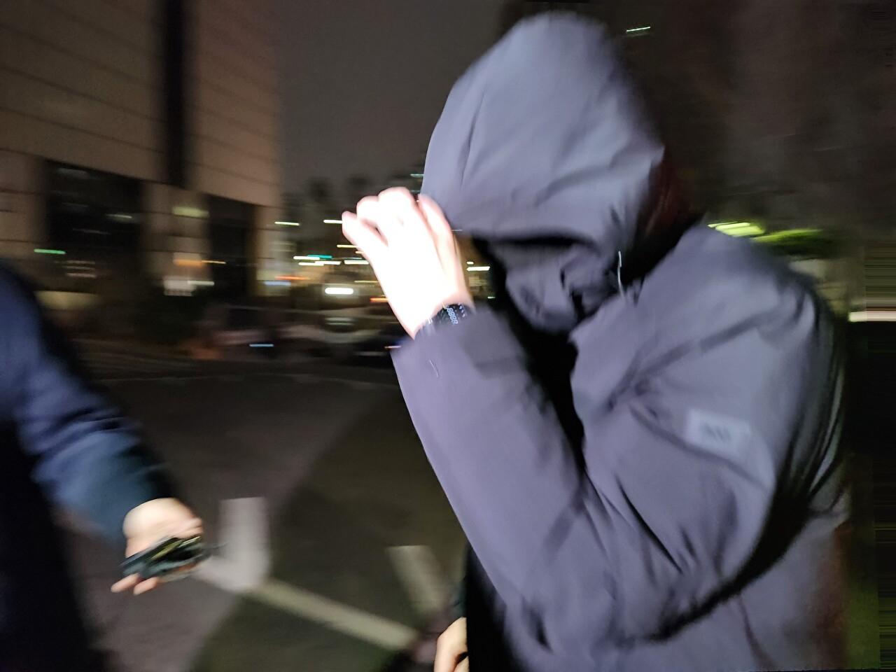 공천헌금 의혹을 받고 있는 강선우 무소속 의원이 제명 전 더불어민주당 소속으로 여성가족부 장관 후보자로 지명됐던 지난해 7월 14일, 서울 여의도 국회 여성가족위원회에서 열린 인사청문회에서 선서하고 있다. 2025.7.14 [사진=연합뉴스]