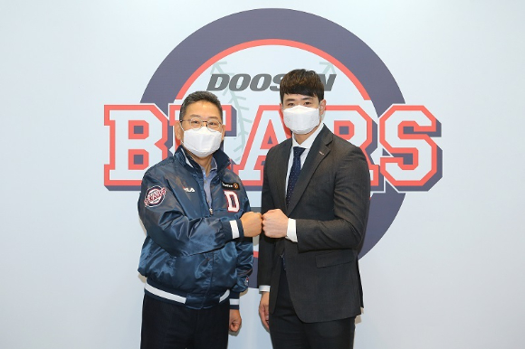 FA 자격을 얻은 김재환(오른쪽)은 17일 원 소속팀 두산과 4년 총액 115억원을 받는 조건으로 계약에 합의했다. 계약 후 기념촬영을 하고 있다. [사진=두산 베어스]