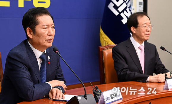 정청래 더불어민주당 대표가 11일 서울 여의도 국회에서 이석연 국민통합위원장을 접견해 기념촬영을 하고 있다. [사진=곽영래 기자]