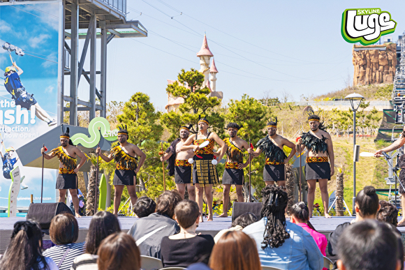 뉴질랜드의 아히카 문화 아카데미와 해운대구립소년소녀합창단이 뉴질랜드 전통 공연 행사를 펼치고 있다. [사진=스카이라인 루지 부산]