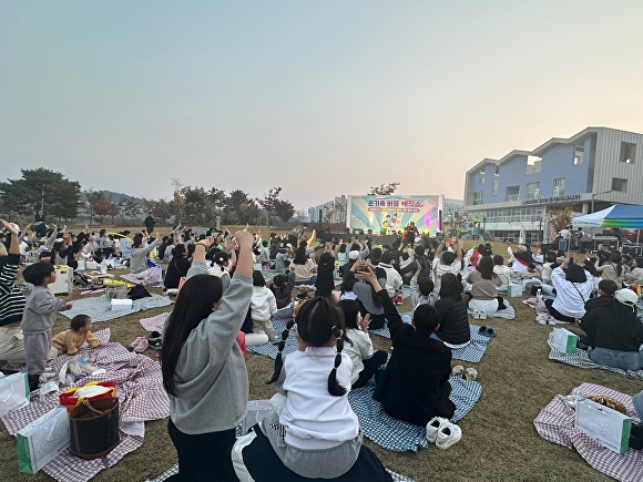 26일 우항공원 잔디광장에서 온 가족 버블 매직 쇼가 열리고 있다. [사진=구미시]