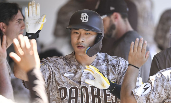 MLB 샌디에이고에서 뛰고 있는 김하성이 26일(한국시간) 열린 워싱턴과 홈 경기에서 시즌 8호 홈런을 솔로포로 장식했다. 김하성이 홈런을 친 뒤 더그아웃으로 들어와 팀 동료들로부터 축하를 받고 있다. [사진=뉴시스]