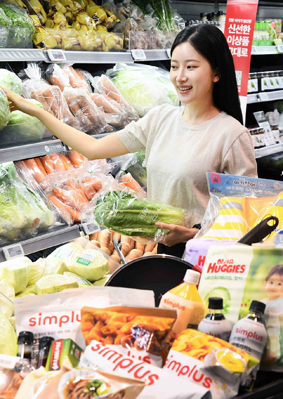 롯데마트 제타플렉스 잠실점에서 모델이 자체 브랜드 상품 '오늘좋은 두부'를 소개하고 있다. [사진=롯데마트]