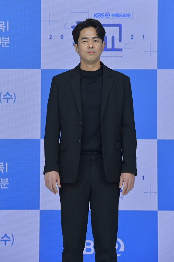 배우 전석호가 24일 온라인으로 진행된 KBS 2TV 새 수목드라마 '학교 2021' 제작발표회에 참석해 포즈를 취하고 있다. [사진=KBS]