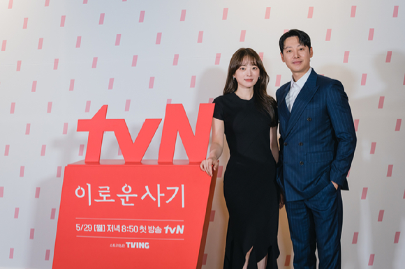 '이로운 사기' 천우희와 김동욱 [사진=tvN]