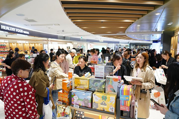 신세계면세점 명동점 11층 매장이 소비자들로 북적이고 있다. [사진=신세계면세점]