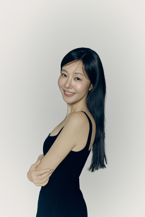 엄지원이 인터뷰에 앞서 사진촬영을 하고 있다. [사진=ABM컴퍼니]