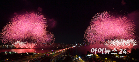 5일 밤 서울 여의도 한강공원에서 열린 '서울세계불꽃축제 2024' 에서 화려한 불꽃들이 밤 하늘을 수놓고 있다. [사진=곽영래 기자]