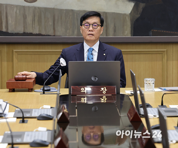이창용 한국은행 총재가 17일 서울 중구 한국은행에서 열린 금융통화위원회 통화정책방향 회의를 주재하고 있다. [사진=사진공동취재단]