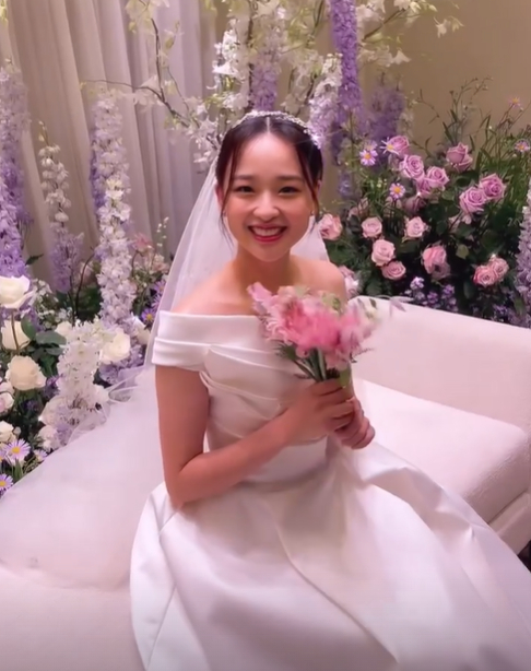 손연재가 웨딩드레스를 입고 활짝 웃고 있다. [사진=아이린 인스타그램 ]