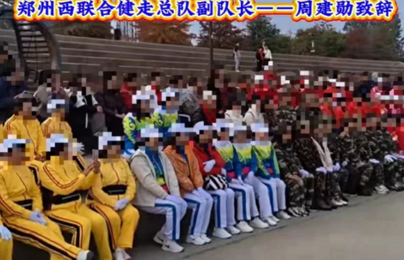 서울 한복판 한강공원에서 군복을 입은 중국인들이 행진곡에 맞춰 제식 행진을 하는 모습이 포착돼 논란이 일었다. 사진은 해당 영상 갈무리. [사진=더우인]