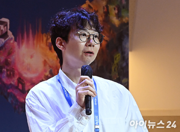종합경제미디어 아이뉴스24가 주최하는 국내 게임과 콘텐츠 전반의 대세로 자리매김한 키워드인 '서브컬쳐'를 조망하는 ICT포럼 '비주류의 주류화: 서브컬쳐의 성공 노하우는' 이 21일 오후 서울 페럼타워에서 열렸다.김현우 네이버웹툰 컷츠 콘텐츠 리드가 강연을 하고 있다. [사진=곽영래 기자]