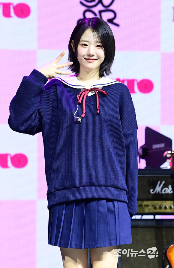 걸밴드 QWER 히나가 1일 오전 서울 마포구 신촌 원더로크홀에서 열린 QWER(큐더블유이알) 미니 1집 '마니또(MANITO)' 쇼케이스에 참석하고 있다. [사진=정소희 기자]