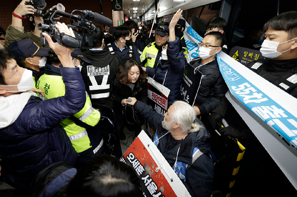 전국장애인차별철폐연대가 20일 서울 지하철 시청역에서 정부의 장애인 이동권 포함 증액예산안 반영 촉구 '출근길 지하철 시위'를 진행했다. 경찰이 전장연에 대해 철도안전법, 집시법 위반으로 채증 등을 실시하자 양측 간 충돌이 발생하고 있다. [사진=뉴시스]