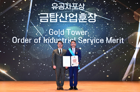 조주완 LG전자 CEO가 21일 서울 삼성동 코엑스에서 열린 제20회 전자·IT의 날 기념식에서 최고 영예인 금탑산업훈장을 받았다. 조주완 CEO가 이날 시상자로 나선 문신학 산업통상부 차관(사진 왼쪽)과 함께 기념 촬영을 하고 있다. [사진=LG전자]