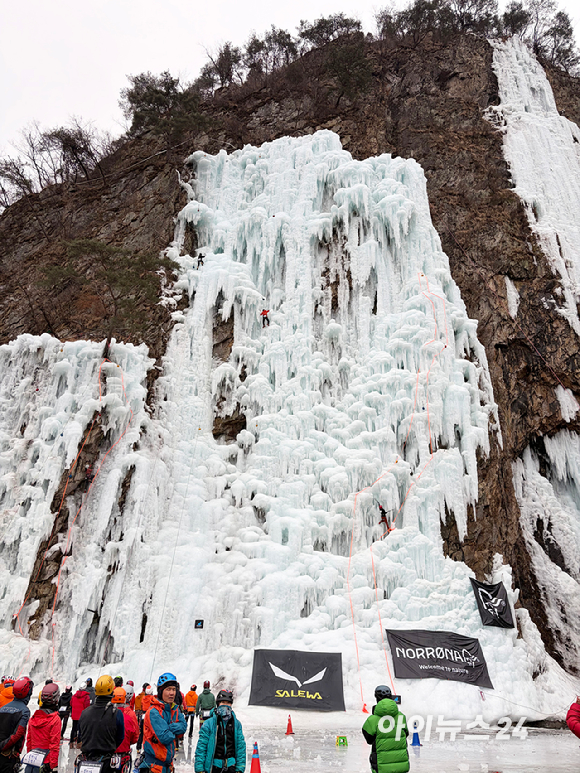 원주시산악연맹 한국판대아이스파크운영위원회가 주최하고 원주시산악연맹이 주관한 '제3회 전국 아이스클라이밍 페스티벌'이 코오롱등산학교, 리더스, 한국산악회 등 전국 15개팀이 참가한 가운데 22일 강원도 원주시 지정면 지정리 194 판대아이스파크에서 성대하게 열렸다. 경기에 참가한 선수들이 빙벽을 오르고 있다. [사진=정소희 기자]