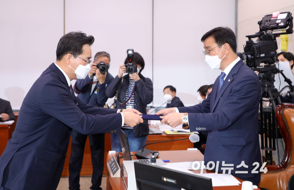 정황근 농림축산식품부 장관 후보자가 6일 서울 여의도 국회 농림축산식품해양수산위원회에서 열린 인사청문회에서 선서를 마친 후 위성곤 국회 농림축산식품해양수산위원장 직무대리에게 선서문을 제출하고 있다. [사진=정소희 기자]