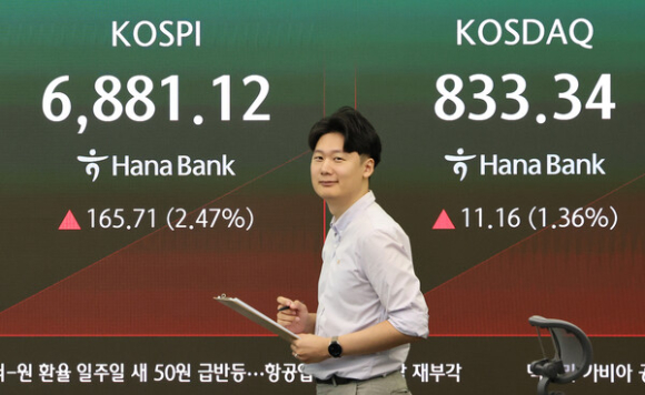 18일 서울 중구 하나은행 딜링룸 [사진=연합뉴스]