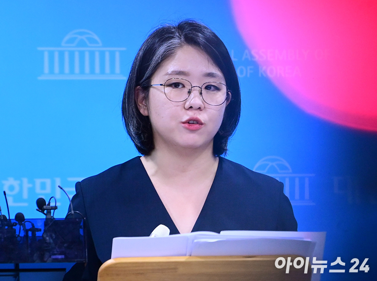 용혜인 성평등가족부 장관 후보자가 지난 10일 서울 여의도 국회 소통관에서 입장 발표 기자회견을 마치고 질의응답을 하고 있다. [사진=정소희 기자]