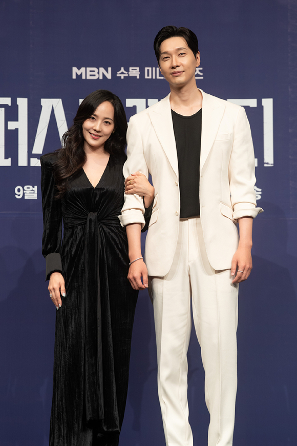 [종합] &apos;퍼스트레이디&apos; 정치판 부부의세계⋯&apos;요정&apos; 유진x&apos;판타지&apos; 지현우