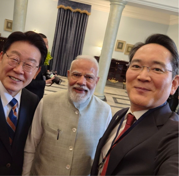 왼쪽부터 이재명 대통령, 나렌드라 모디 인도 총리, 이재용 삼성전자 회장이 나란히 서서 셀프 사진을 촬영하고 있다. [사진=삼성전자 뉴스룸 인스타그램]