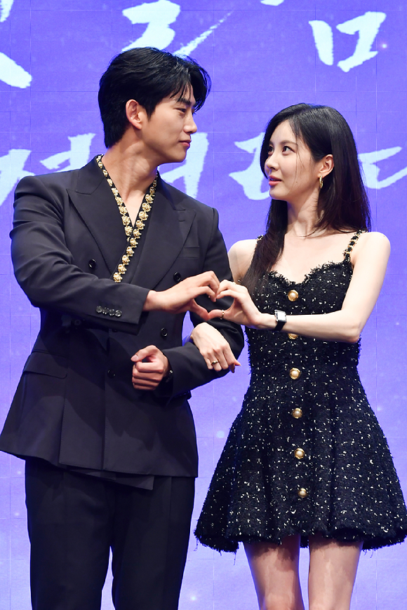 그룹 2PM 옥택연, 소녀시대 서현이 11일 오후 서울 구로구 신도림동 더세인트에서 진행된 KBS2 새 수목드라마 '남주의 첫날밤을 가져버렸다' 제작발표회에 참석해 포즈를 취하고 있다. [사진=문수지 기자]