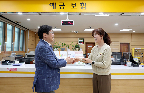 박인환 우정사업본부장은 지난 3일 강원 춘천후평3동 우체국을 방문해 보이스피싱 추가 피해를 예방한 직원을 격려했다. [사진=우정사업본부]