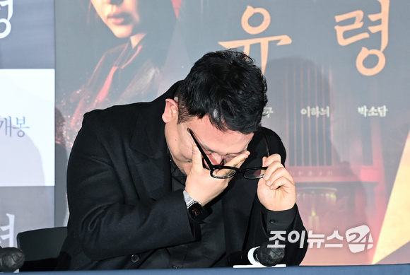 이해영 감독이 11일 오후 서울 용산 CGV아이파크몰에서 열린 영화 '유령' 언론시사회에 참석해 눈물을 흘리고 있다. [사진=김성진 기자]