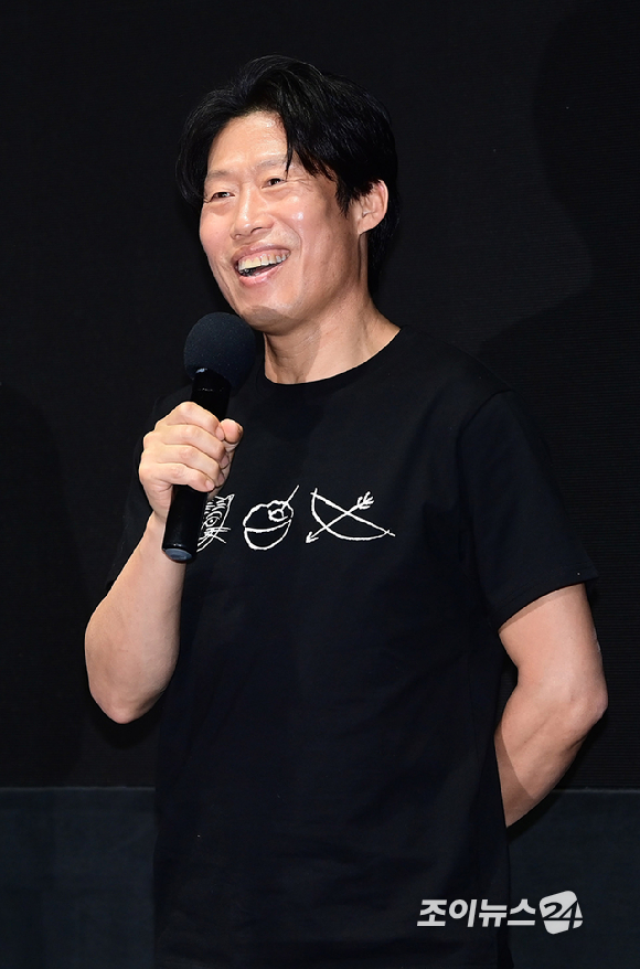 배우 유해진과 장항준 감독이 17일 오후 서울 강남구 삼성동 메가박스 코엑스점에서 열린 영화 '왕과 사는 남자' 1,300만 돌파 흥행 감사 무대 인사에 참석하고 있다. [사진=정소희 기자]