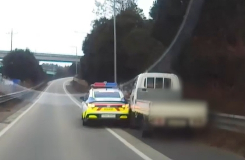 순찰차로 가로막은 화물차량 [사진=전남경찰청]