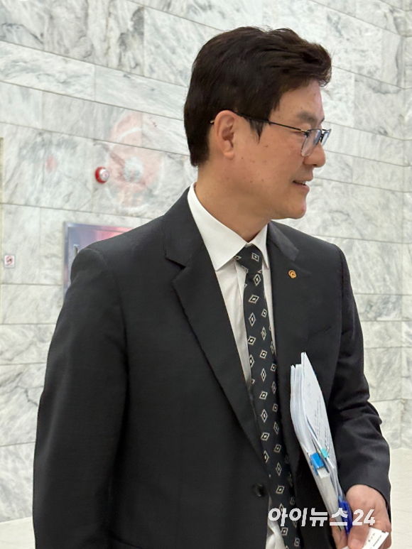 김기철 한화비전 대표가 24일 경기 성남시 정기 주주총회를 마친 뒤 취재진 질문에 답변하고 있다. [사진=권서아 기자]