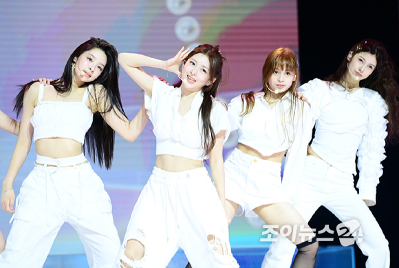 그룹 앳하트가 13일 오후 서울 한남동 블루스퀘어에서 열린 앳하트(AtHeart) 첫 번째 EP '플롯 트위스트'(Plot Twist) 미디어 쇼케이스에서 타이틀곡 '플롯 트위스트' 무대를 선보이고 있다. [사진=정소희 기자]