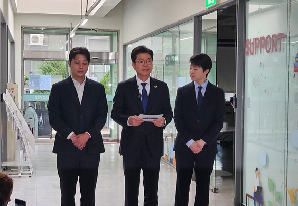 정원오(가운데) 더불어민주당 서울시장 후보가 28일 서울 동대문구 경희대 캠퍼스타운 삼의원창업센터에서 청년공약을 발표하고 있다. [사진=홍성효 기자]