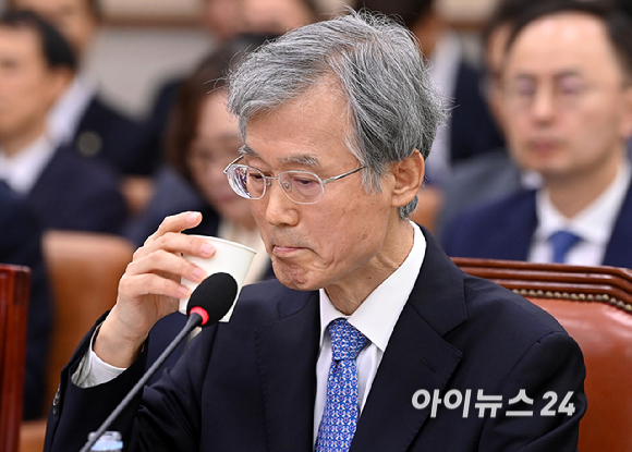 조희대 대법원장이 6일 서울 여의도 국회에서 열린 국회 법제사법위원회의 대법원 등 국정감사에서 물을 마시고 있다. [사진=곽영래 기자]