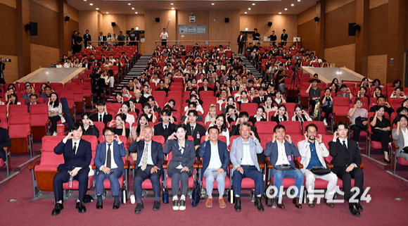 추민철 한케이홀딩스 대표,(오른쪽부터) 정현곤 청년과미래 이사장, 김희정 국민의힘 의원, 박동석 아이뉴스24사장, 홍기범 아이뉴스24 편집국장 등 참석자들이 9일 서울 여의도 국회 의원회관에서 열린 제10회 대한민국 청년의날 축제 조직위원 위촉식 & 시상식에서 기념촬영을 하고 있다. [사진=곽영래 기자]